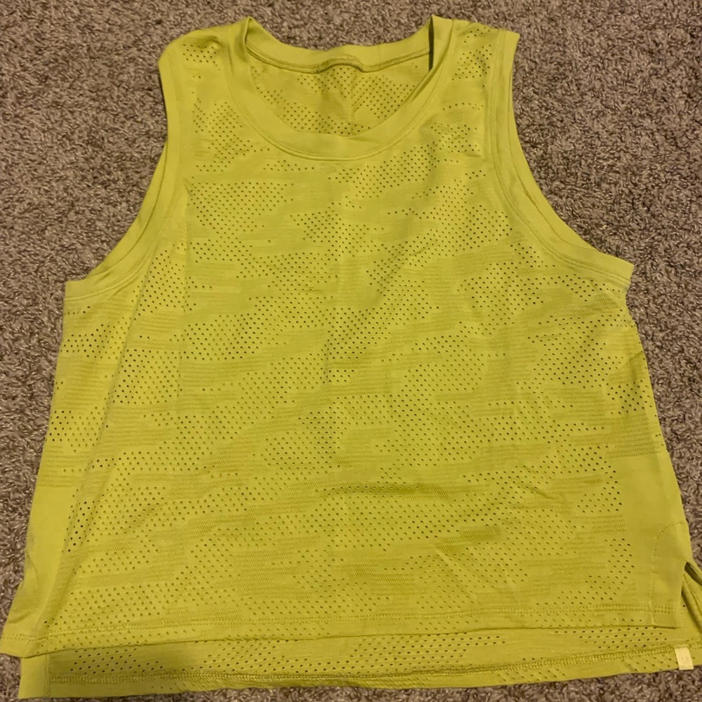 Iululemon train to be tank